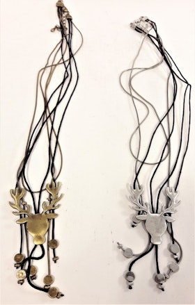 Halsband, flerradigt med motiv av hjort, 2 varianter