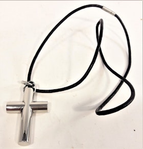 Halsband med läderrem och kors i metall