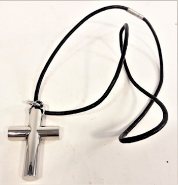 Halsband med läderrem och kors i metall