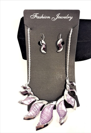 Dekorativt, tungt och vackert lyxhalsband och örhängen med vackra skimrande stenar.