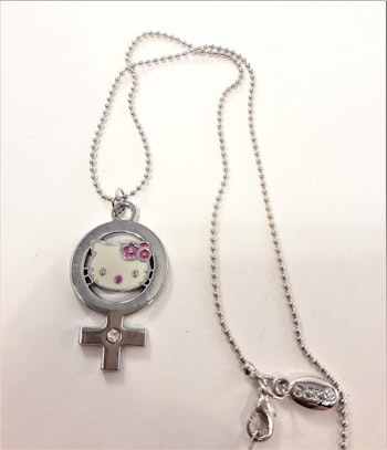 Halskedja med Hello Kitty i Q-tecken