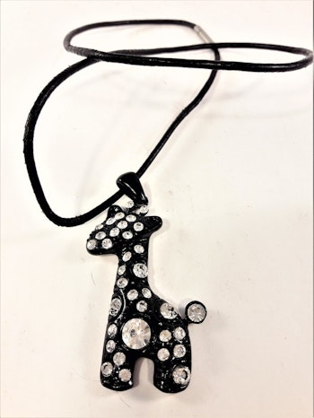 Halsband med hänge av giraff och strass i svart 2 varianter