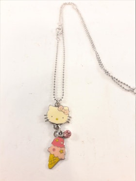 Halskedja med 2 Hello Kitty berlocker och sten