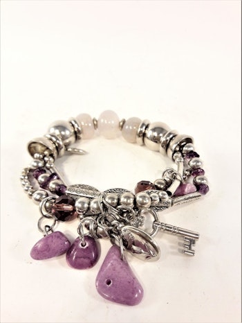 Armband med berlocker och stenar i lila