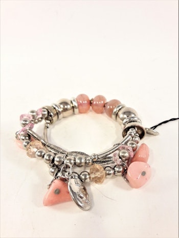 Armband med berlocker och stenar i rosa