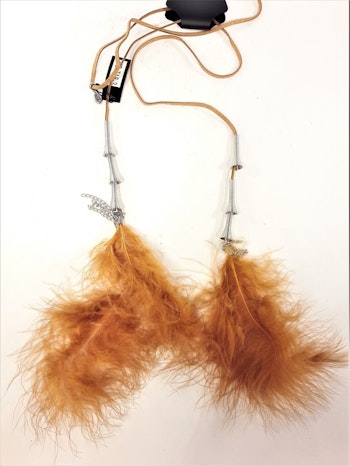 Annorlunda öppet halsband i läder med fjädrar och metalldetaljer, 2 varianter