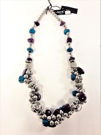 Kraftigt halsband med silverfärgade, turkosa och lila detaljer