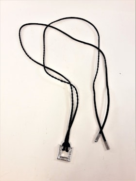 Läderhalsband med strasshänge
