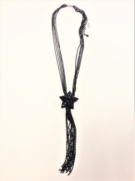 Halsband av små pärlor med hänge som sjöstjärna i svart