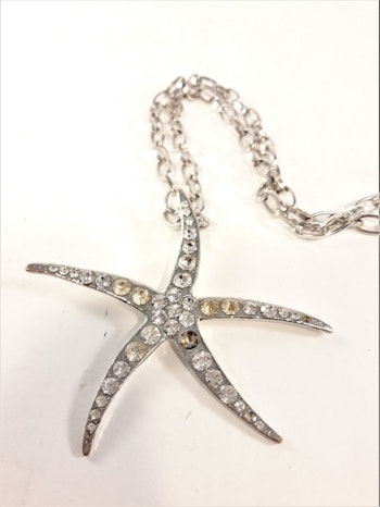 Halskedja med silverfärgad sjöstjärna och strass