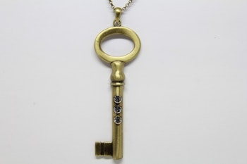 Halsband med nyckel hänge och glittrande stenar guldfärg