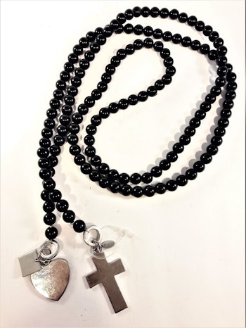 Öppet halsband med svarta pärlor och silverfärgade detaljer