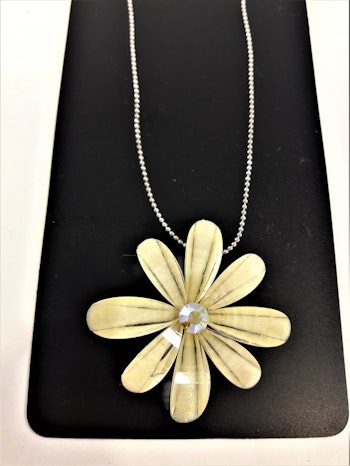 Halsband med blomma och gnistrande sten, vit