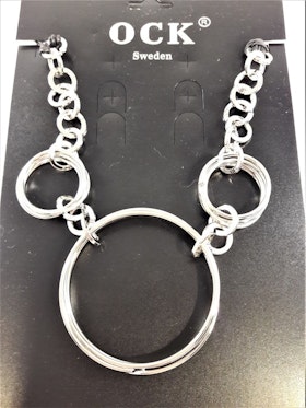 Halsband med silverfärgade ringar i olika storlek