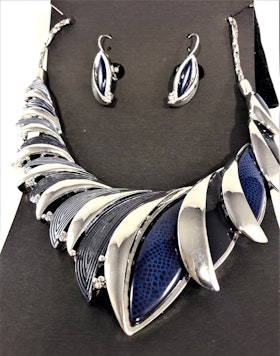 Dekorativt, tungt och vackert lyxhalsband och örhängen med vackra skimrande stenar i blått