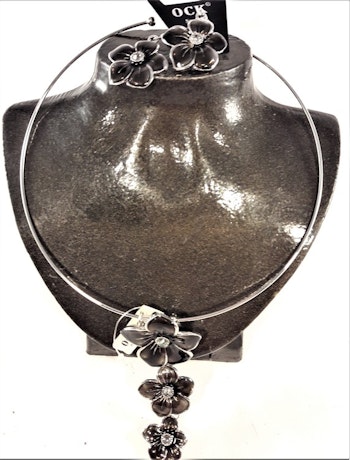 Stelt halsband med hänge av svarta blommor samt matchande örhängen