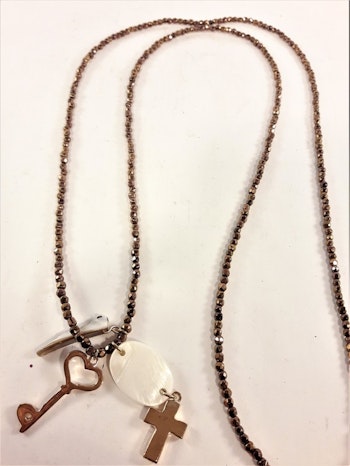 Långt halsband med små pärlor och hänge med guldfärgade detaljer