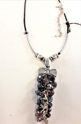 Halsband med läderrem och detaljer i silverfärg och facettklase