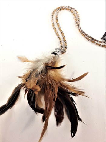 Halsband med mockarem, kedja och hänge med bruna fjädrar