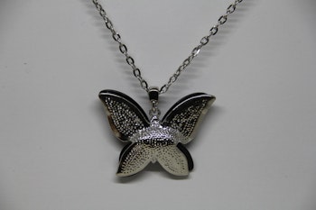 Halsband med svart fjäril och strass