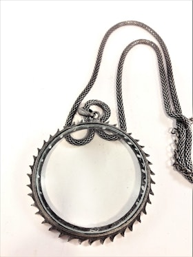 Silverfärgad halskedja med förstoringsglas i antik stil