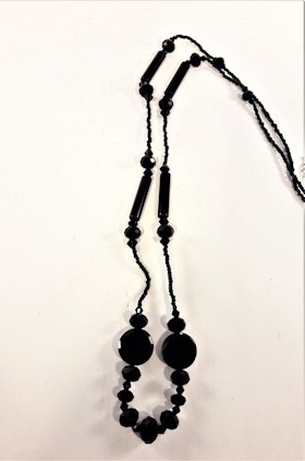 Långt svart halsband med pärlor och facetter