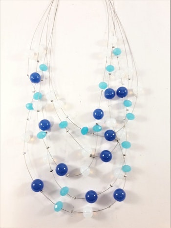Flerradigt halsband med dekorationer i blått, turkos och vitt