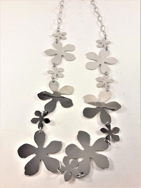 Halskedja med silverfärgade blommor