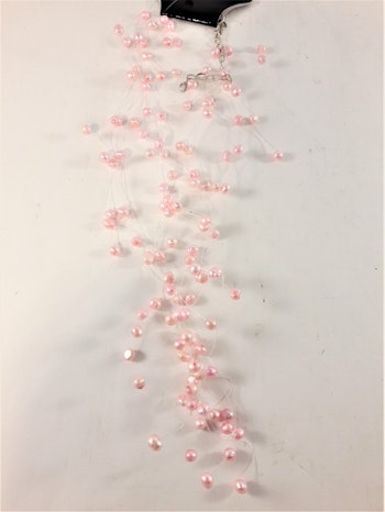 Flerradigt halsband med dekorationer i rosa