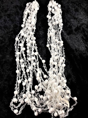 Flerradigt vitt halsband med kulor och pärlor
