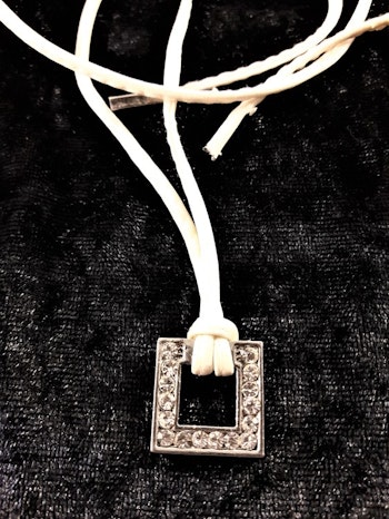 Läderhalsband med strasshänge, vit