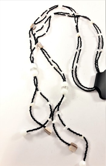Öppet svart halsband med små och stora pärlor och stenar i vitt samt glittrande strass