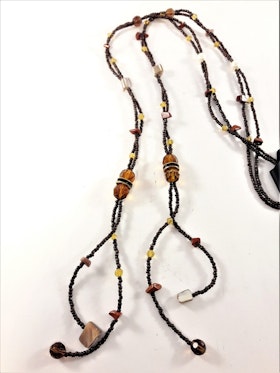 Öppet brunt halsband med små och stora pärlor och stenar i brunt samt glittrande strass
