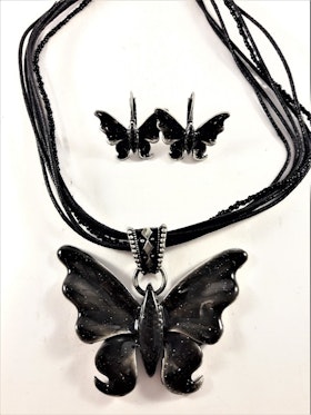Flerradigt halsband med vacker glittrande svart fjäril och matchande örhängen