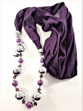 Fin scarf, lila med silverfärgade och lila kulor som dekorationer