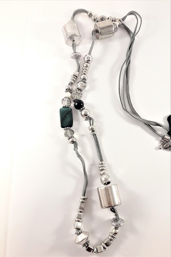 Långt halsband med många fina detaljer, silverfärg