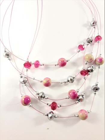 Flerradigt halsband med melerade kulor i cerise