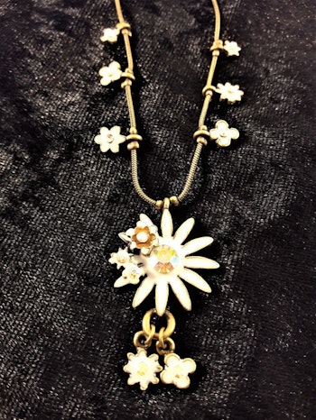 Sött halsband med vita blommor prydda med gnistrande strass