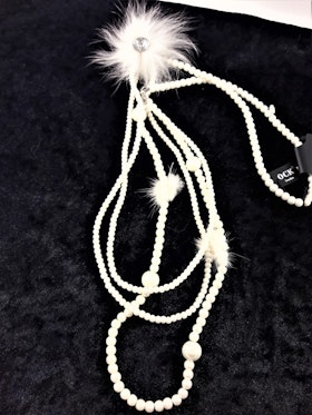 Långt vitt flerradigt halsband med kulor och detaljer i skinn