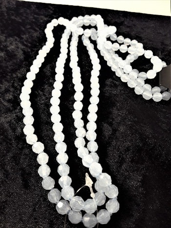 Långt halsband med matta ljusblå plastpärlor