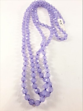 Långt halsband med matta lila plastpärlor