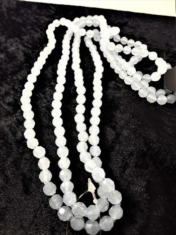 Långt halsband med matta vita plastpärlor