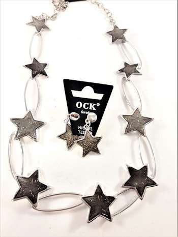Dekorativt halsband med silverfärgade stjärnor och matchande örhängen