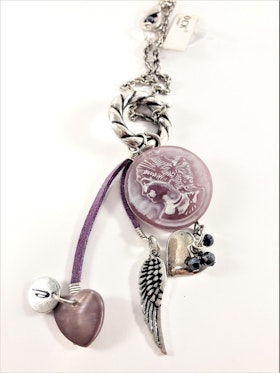 Halskedja med flera silverfärgade och lila berlocker i hänget
