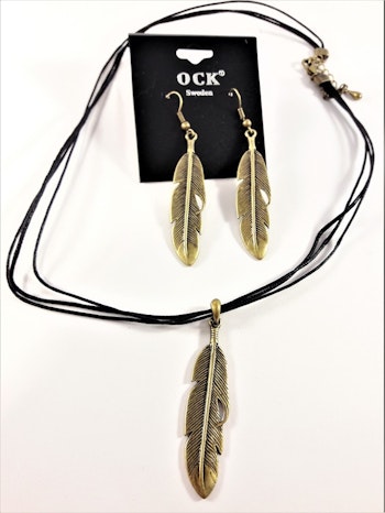 Halsband med guldfärgat hänge, fjäder, och matchande örhängen