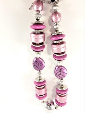 Halsband med stora lila detaljer