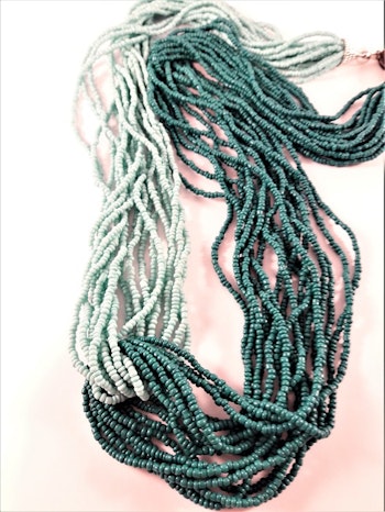 Flerradigt halsband av små pärlor, tvåfärgat grön.