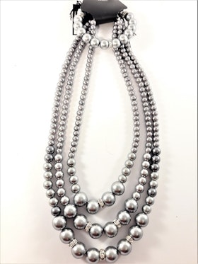 Set med treradigt halsband och armband i silverfärgade pärlor med strass