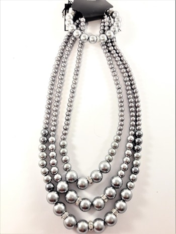 Set med treradigt halsband och armband i silverfärgade pärlor med strass