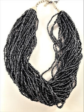 Flerradigt halsband med små, grå pärlor